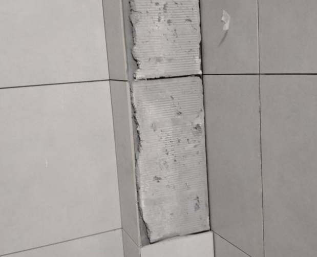 漳州市瓷砖空鼓维修公司分享下瓷砖施工前基层浇水润湿程度不足，可能导致以下问题